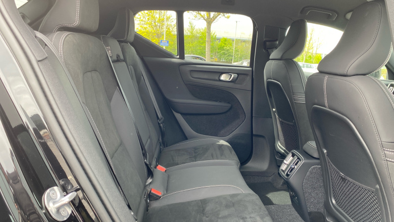 Volvo XC40 2.0 B4P Plus Black Edition 5dr Auto Petrol Estate